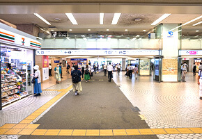 新宿駅西口改札を通り抜けたら、左へ直進してください。そのまま小田急百貨店沿いを歩き、新宿西口駅の方面まで進みます。